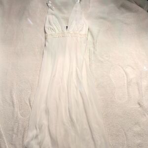 Jones New York White Chemise with Feminine V-Neck and Soft Fabric Lingerie